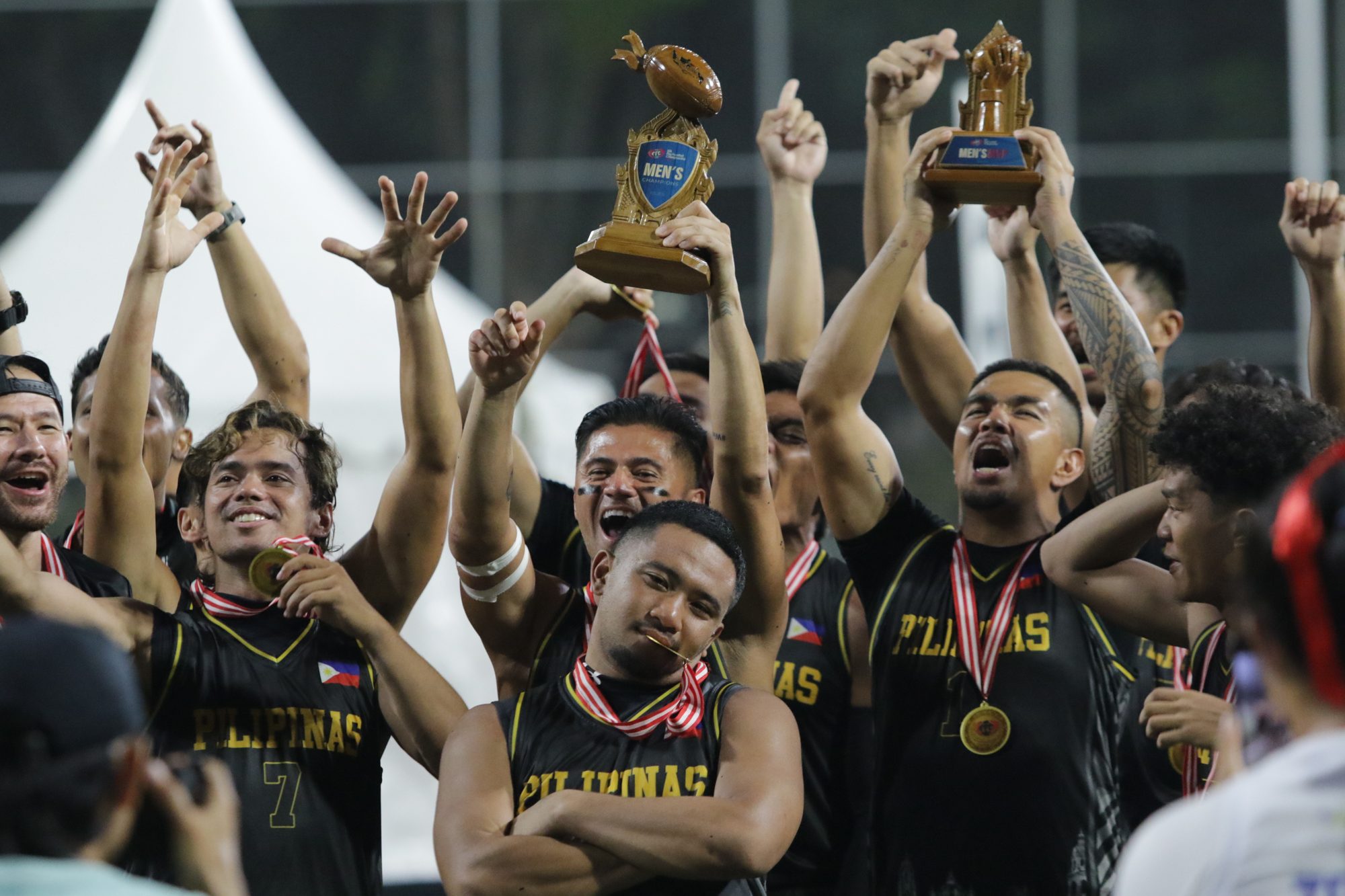 Tim Putra Filipina mengangkat trofi juara divisi putra SEAFFC 2026.