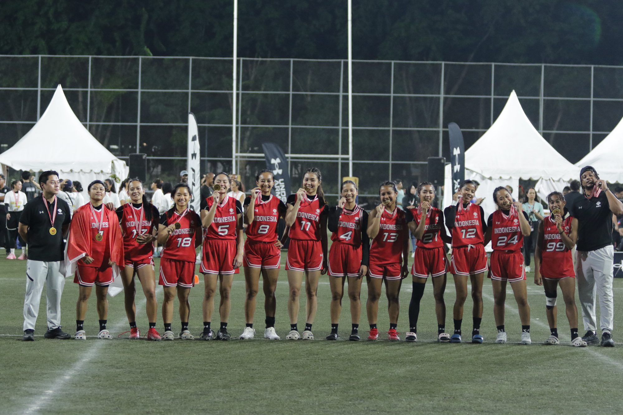 Tim Putri Indonesia berbaris dengan medali juara usai final di Lapangan Rugby GBK.